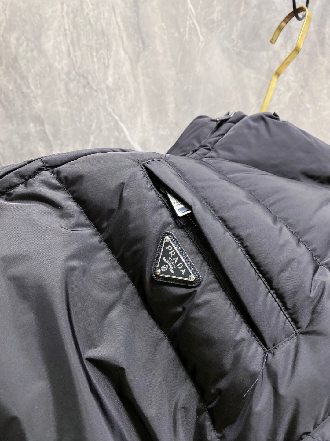 Prada 普拉达2025秋冬专柜同步新品发布，最新款羽绒服出货，全部原版购入，今年最新色，无论面料和辅