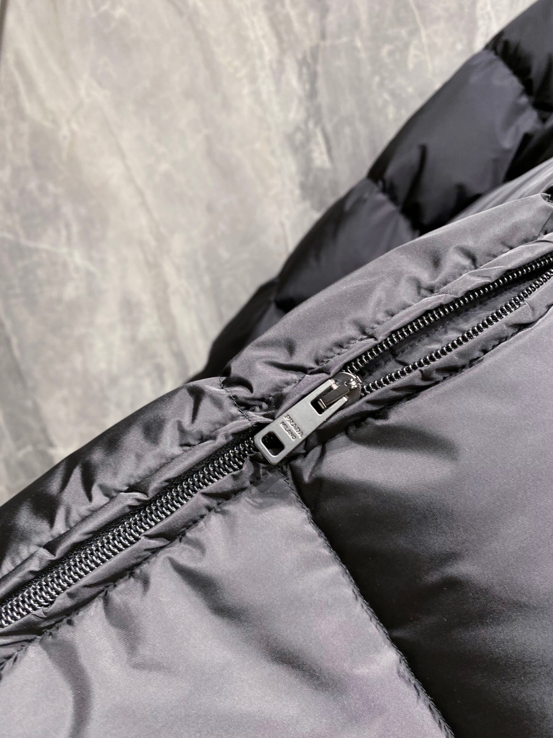 Prada 普拉达2025秋冬专柜同步新品发布，最新款羽绒服出货，全部原版购入，今年最新色，无论面料和辅