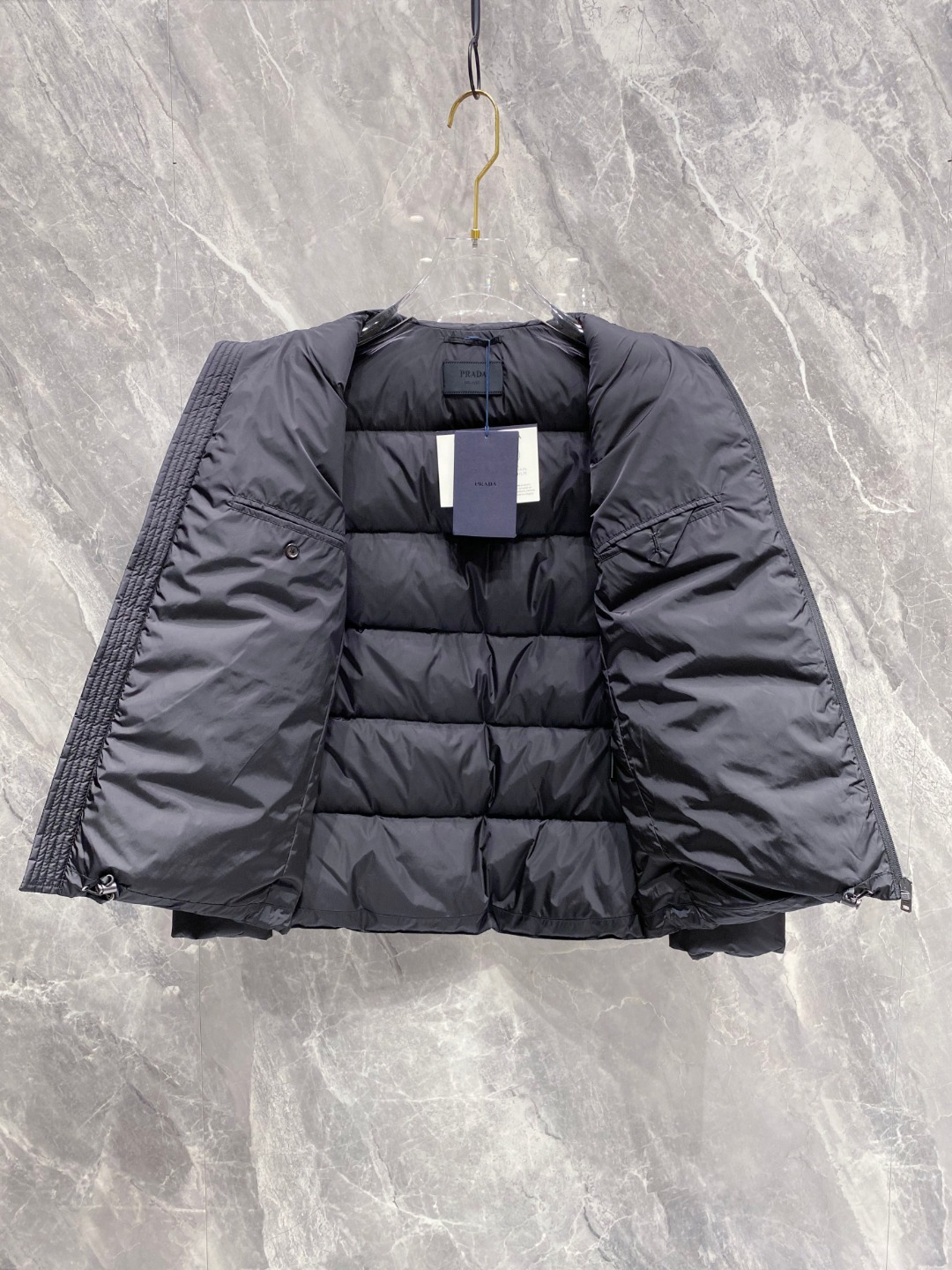 Prada 普拉达2025秋冬专柜同步新品发布，最新款羽绒服出货，全部原版购入，今年最新色，无论面料和辅