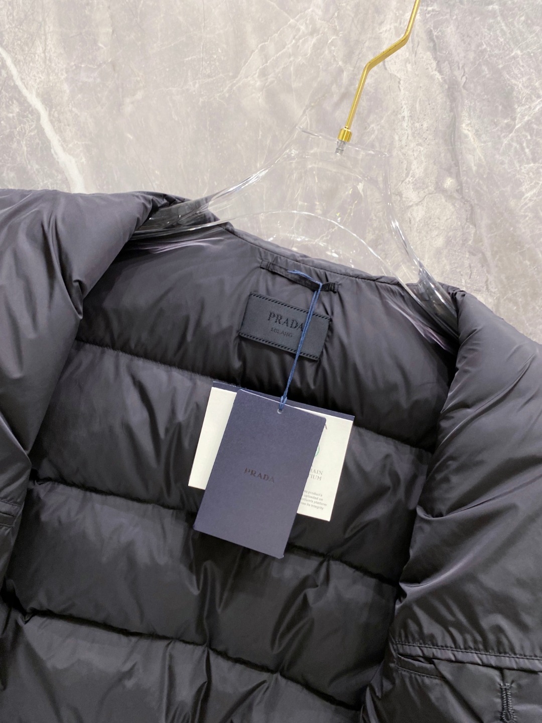 Prada 普拉达2025秋冬专柜同步新品发布，最新款羽绒服出货，全部原版购入，今年最新色，无论面料和辅