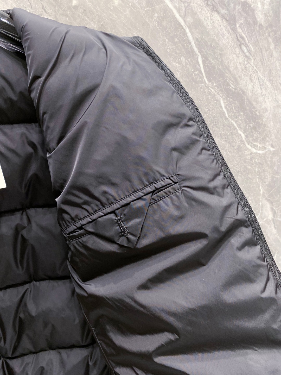 Prada 普拉达2025秋冬专柜同步新品发布，最新款羽绒服出货，全部原版购入，今年最新色，无论面料和辅