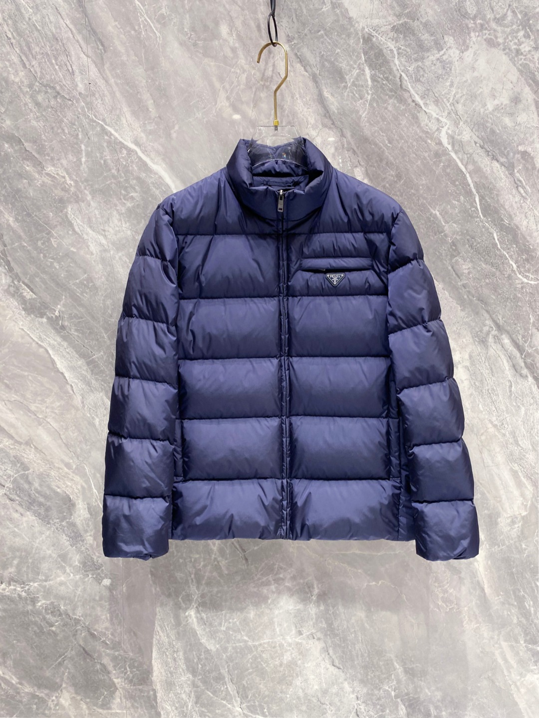 Prada 普拉达2025秋冬专柜同步新品发布，最新款羽绒服出货，全部原版购入，今年最新色，无论面料和辅