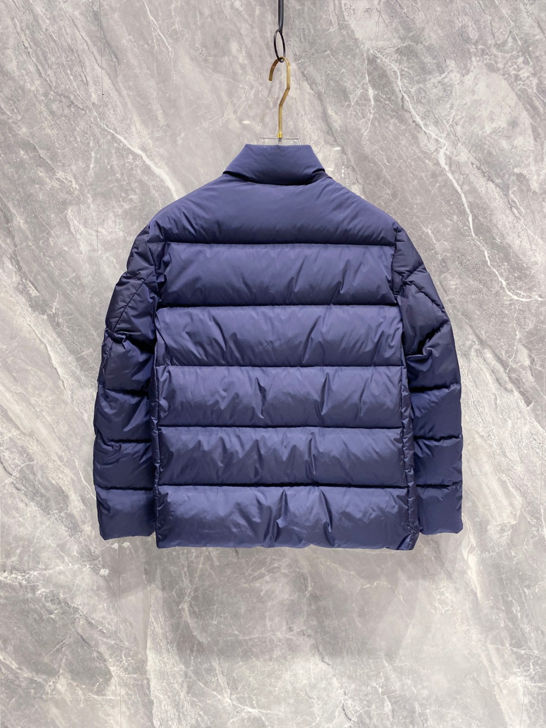 Prada 普拉达2025秋冬专柜同步新品发布，最新款羽绒服出货，全部原版购入，今年最新色，无论面料和辅