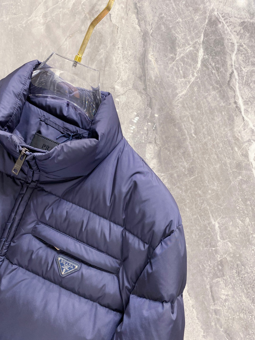 Prada 普拉达2025秋冬专柜同步新品发布，最新款羽绒服出货，全部原版购入，今年最新色，无论面料和辅