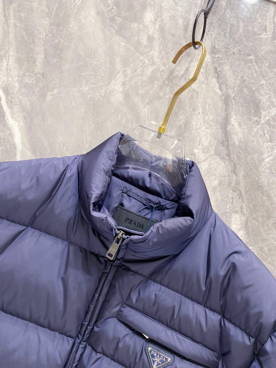 Prada 普拉达2025秋冬专柜同步新品发布，最新款羽绒服出货，全部原版购入，今年最新色，无论面料和辅