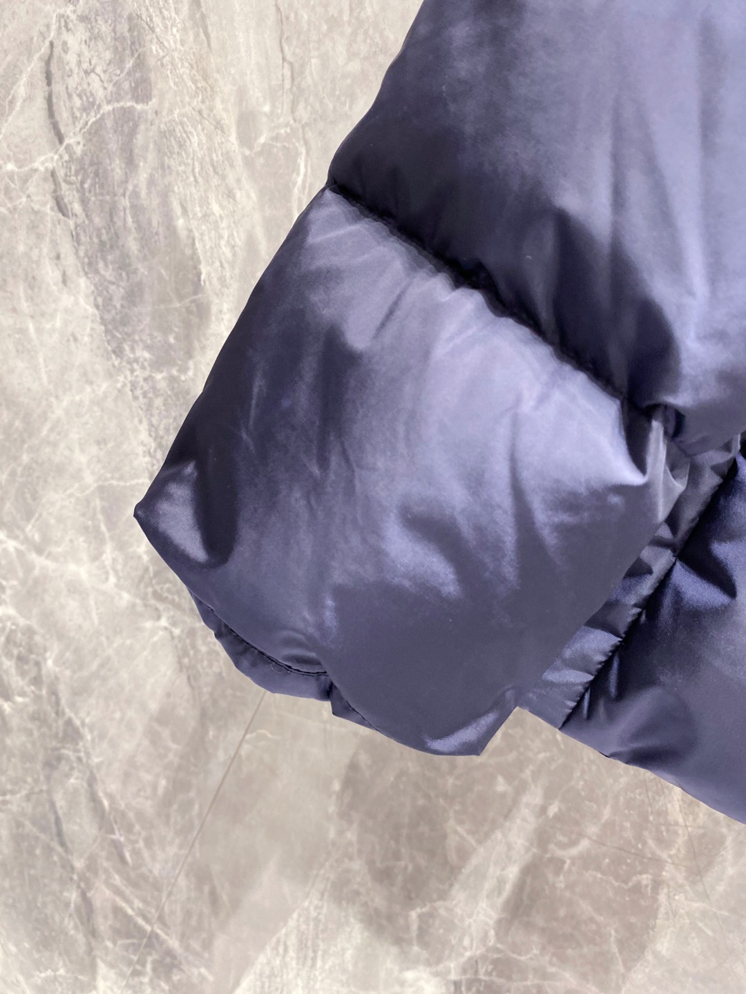 Prada 普拉达2025秋冬专柜同步新品发布，最新款羽绒服出货，全部原版购入，今年最新色，无论面料和辅