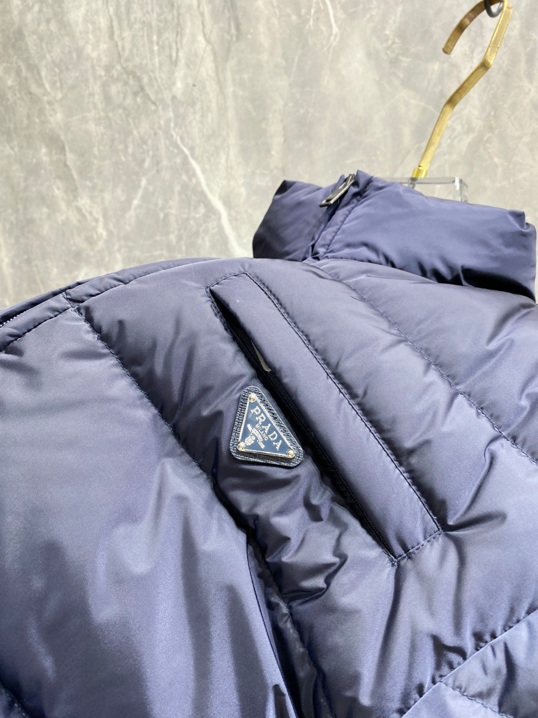 Prada 普拉达2025秋冬专柜同步新品发布，最新款羽绒服出货，全部原版购入，今年最新色，无论面料和辅