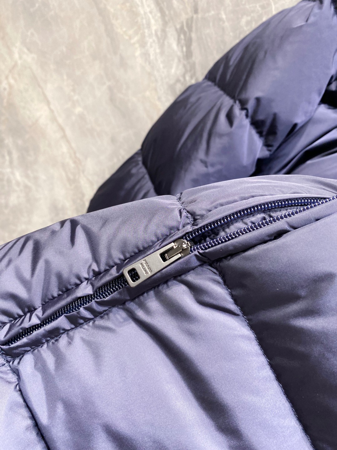 Prada 普拉达2025秋冬专柜同步新品发布，最新款羽绒服出货，全部原版购入，今年最新色，无论面料和辅