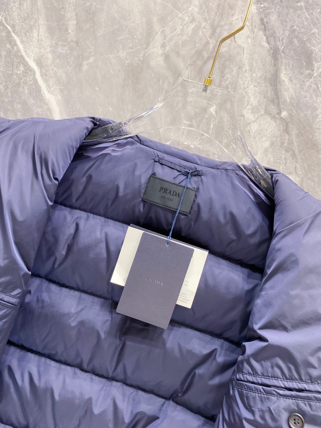 Prada 普拉达2025秋冬专柜同步新品发布，最新款羽绒服出货，全部原版购入，今年最新色，无论面料和辅