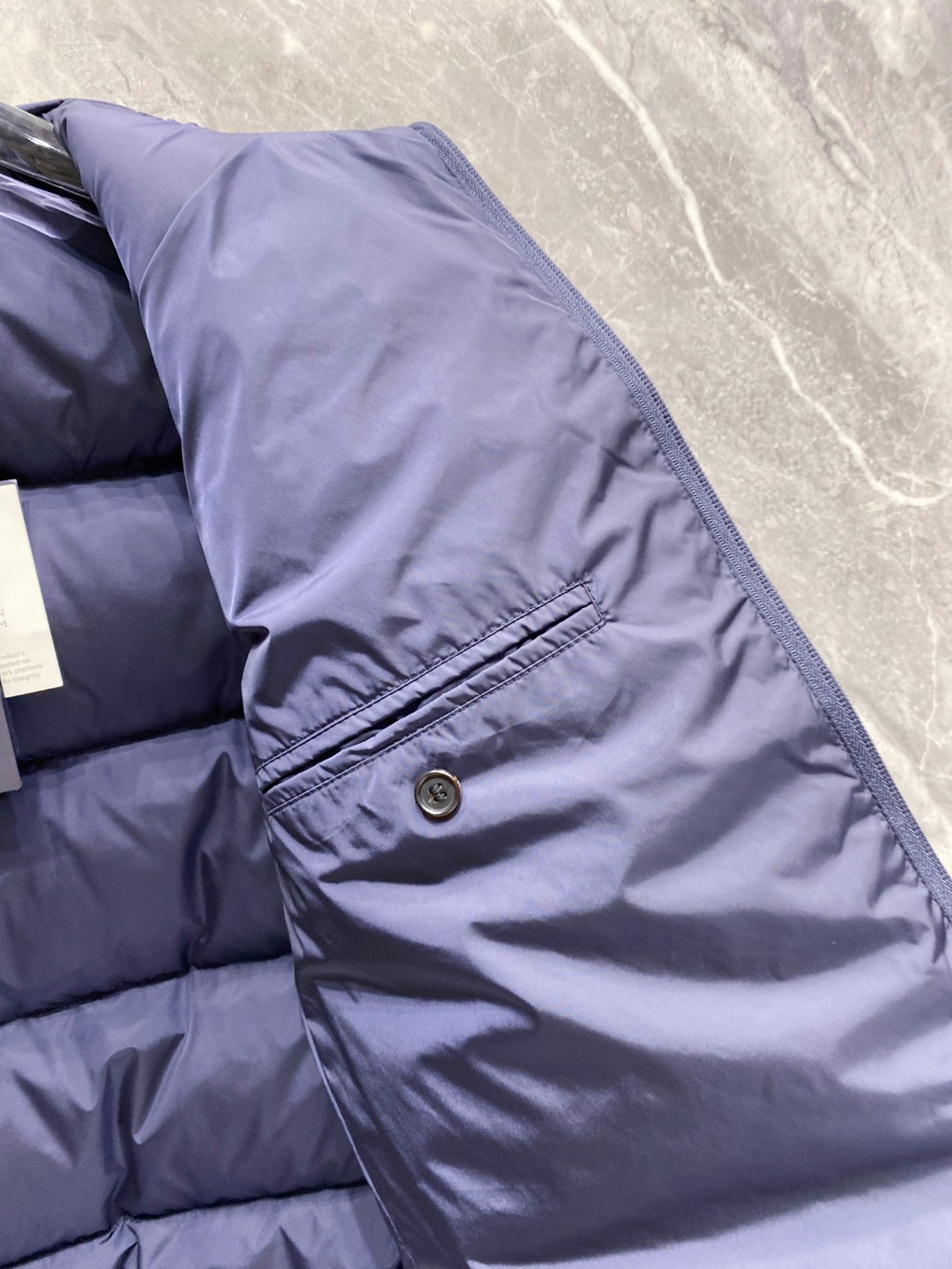 Prada 普拉达2025秋冬专柜同步新品发布，最新款羽绒服出货，全部原版购入，今年最新色，无论面料和辅