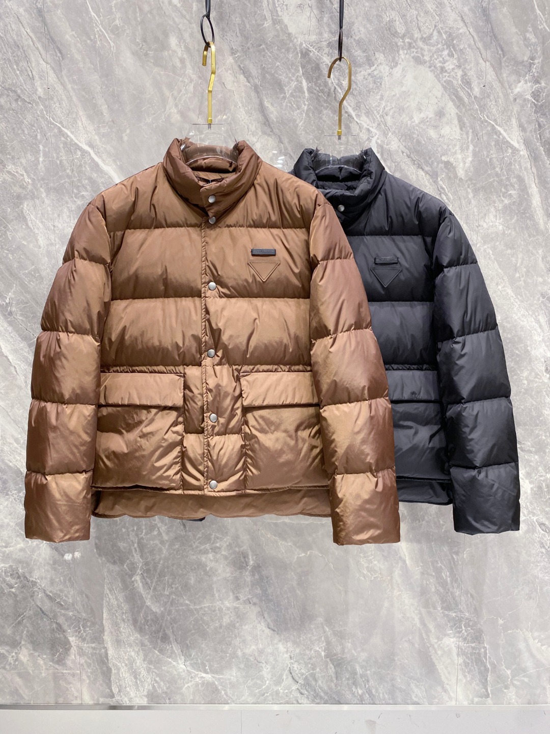 Prada 普拉达2025秋冬专柜同步新品发布，最新款羽绒服出货，全部原版购入，今年最新色，无论面料和辅