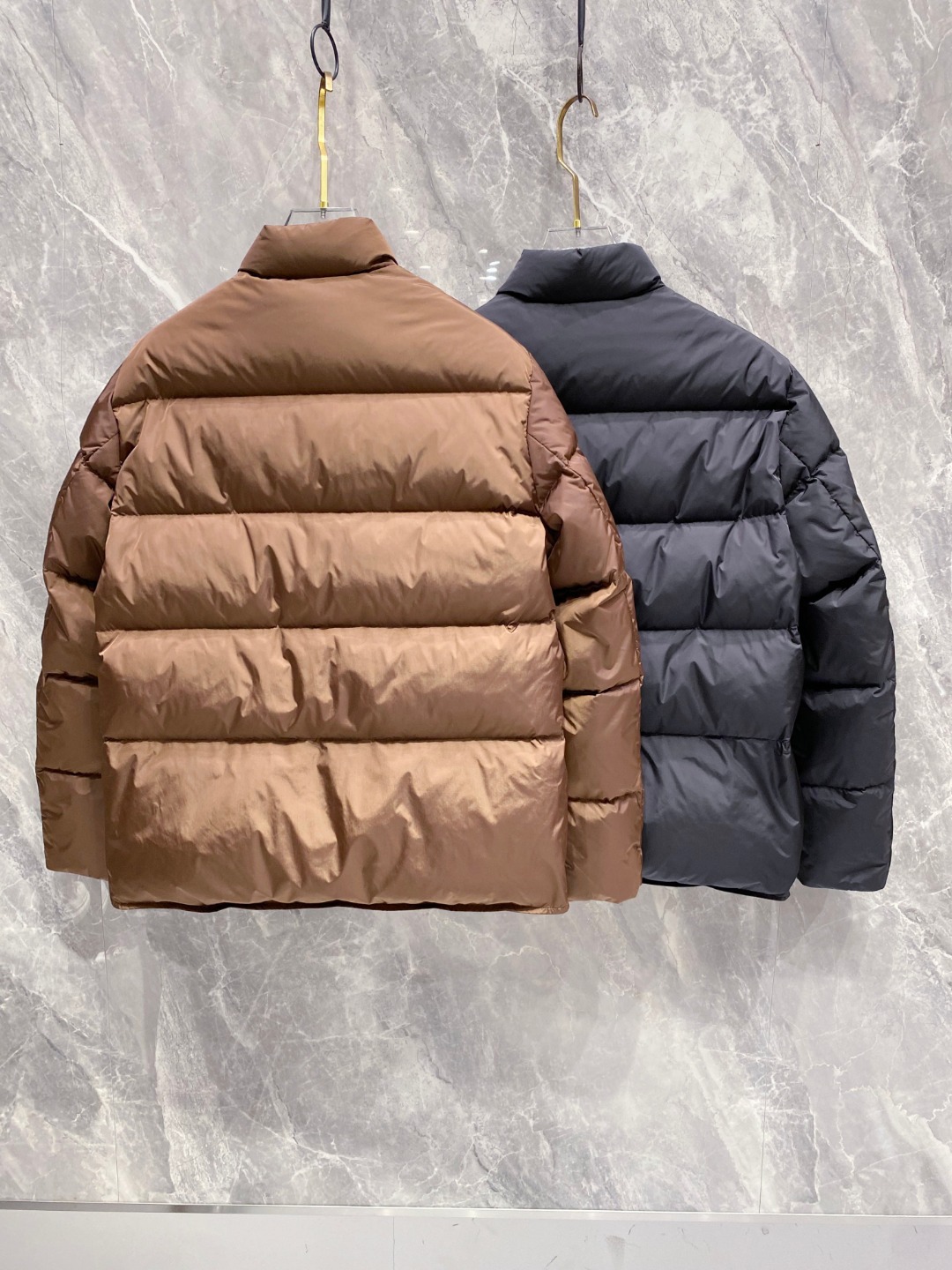 Prada 普拉达2025秋冬专柜同步新品发布，最新款羽绒服出货，全部原版购入，今年最新色，无论面料和辅