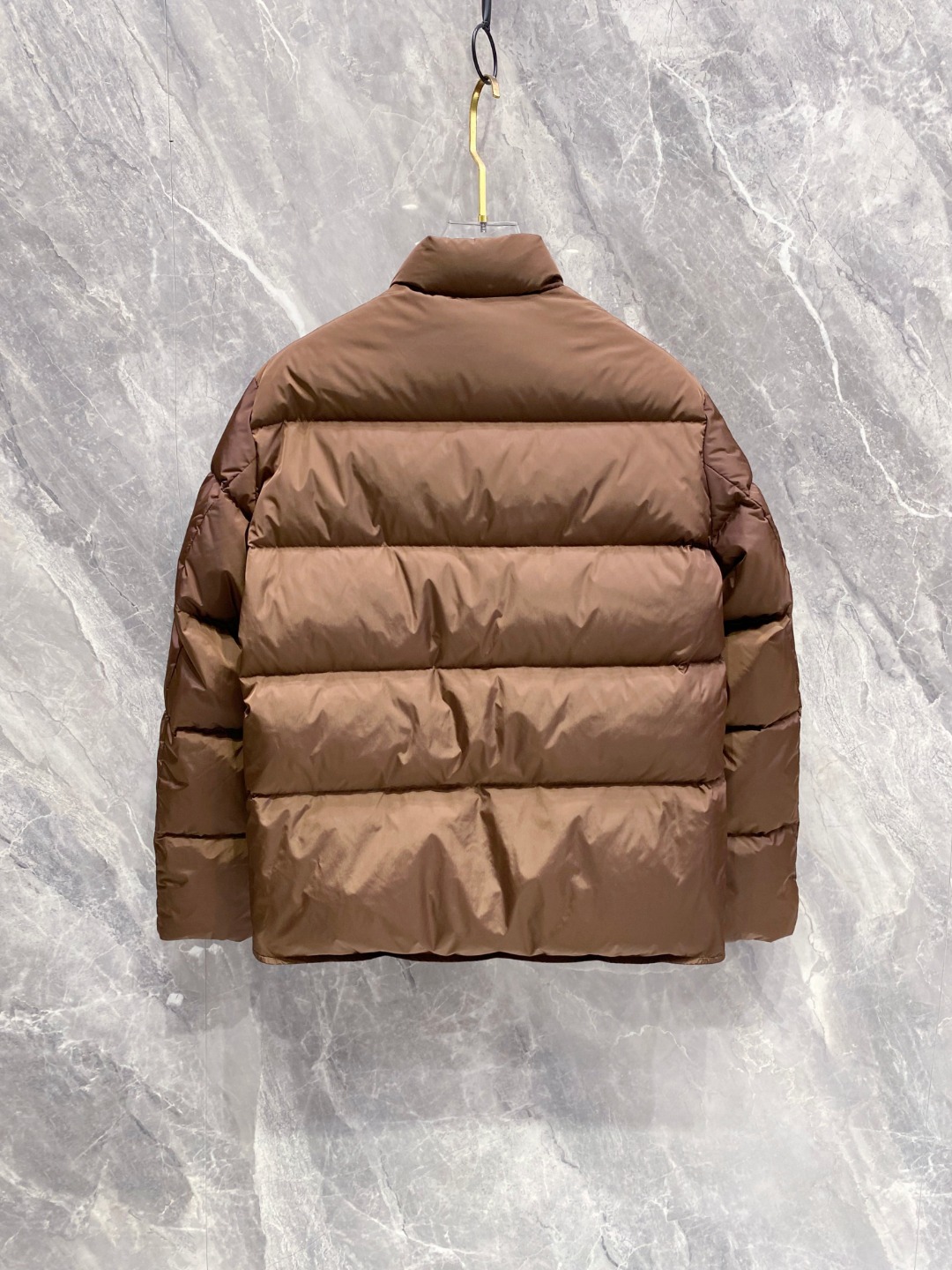 Prada 普拉达2025秋冬专柜同步新品发布，最新款羽绒服出货，全部原版购入，今年最新色，无论面料和辅