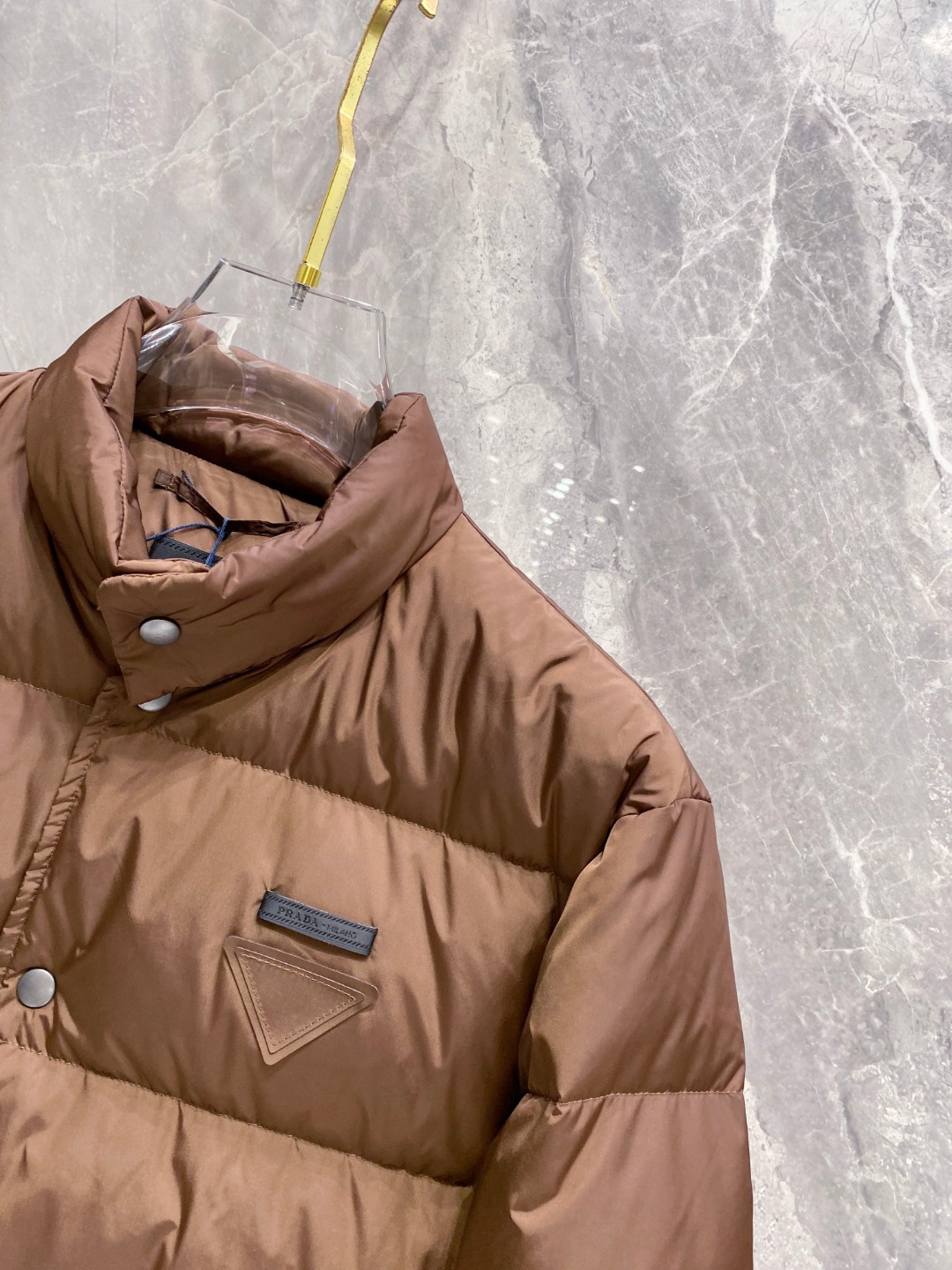 Prada 普拉达2025秋冬专柜同步新品发布，最新款羽绒服出货，全部原版购入，今年最新色，无论面料和辅