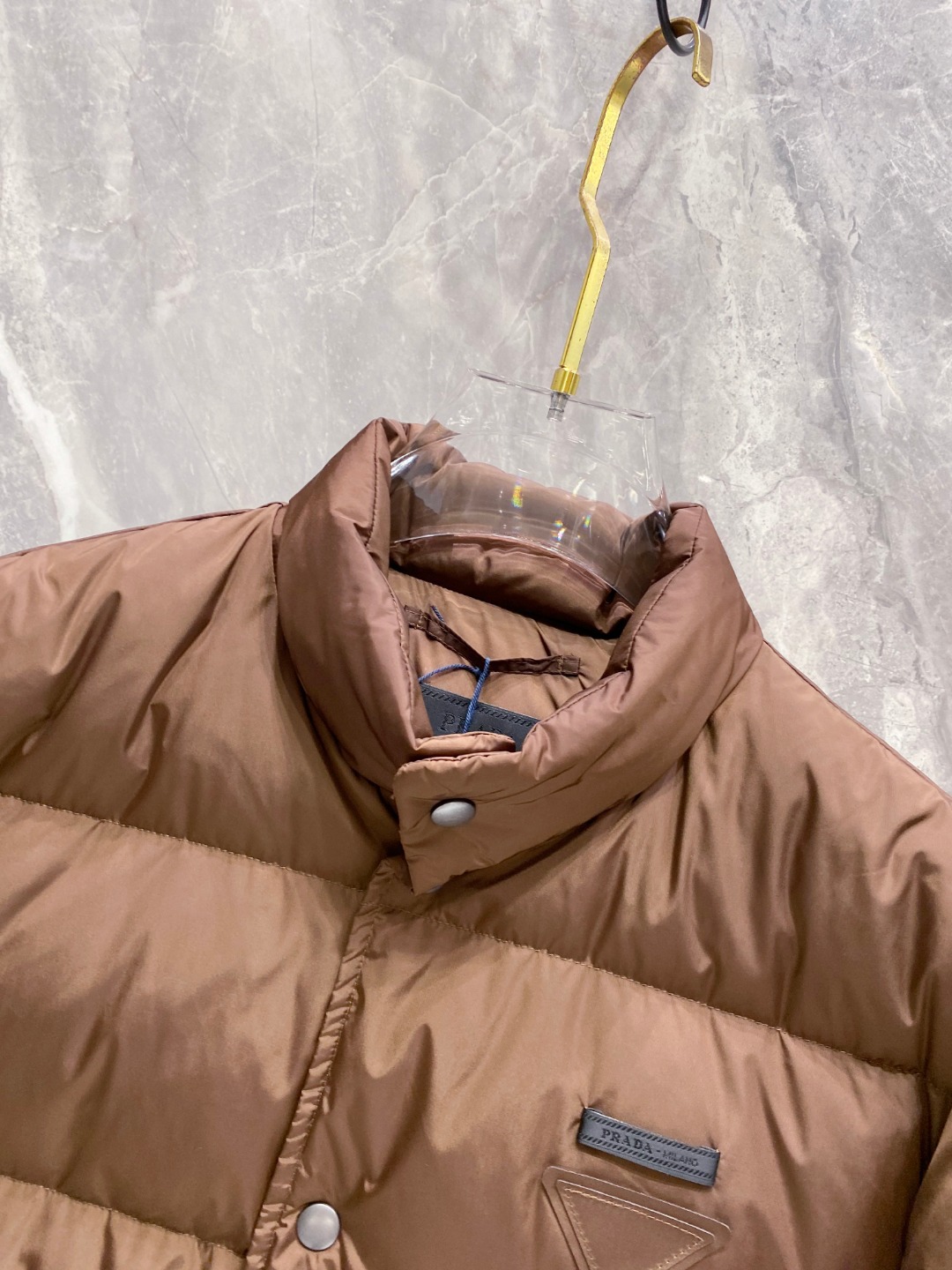 Prada 普拉达2025秋冬专柜同步新品发布，最新款羽绒服出货，全部原版购入，今年最新色，无论面料和辅