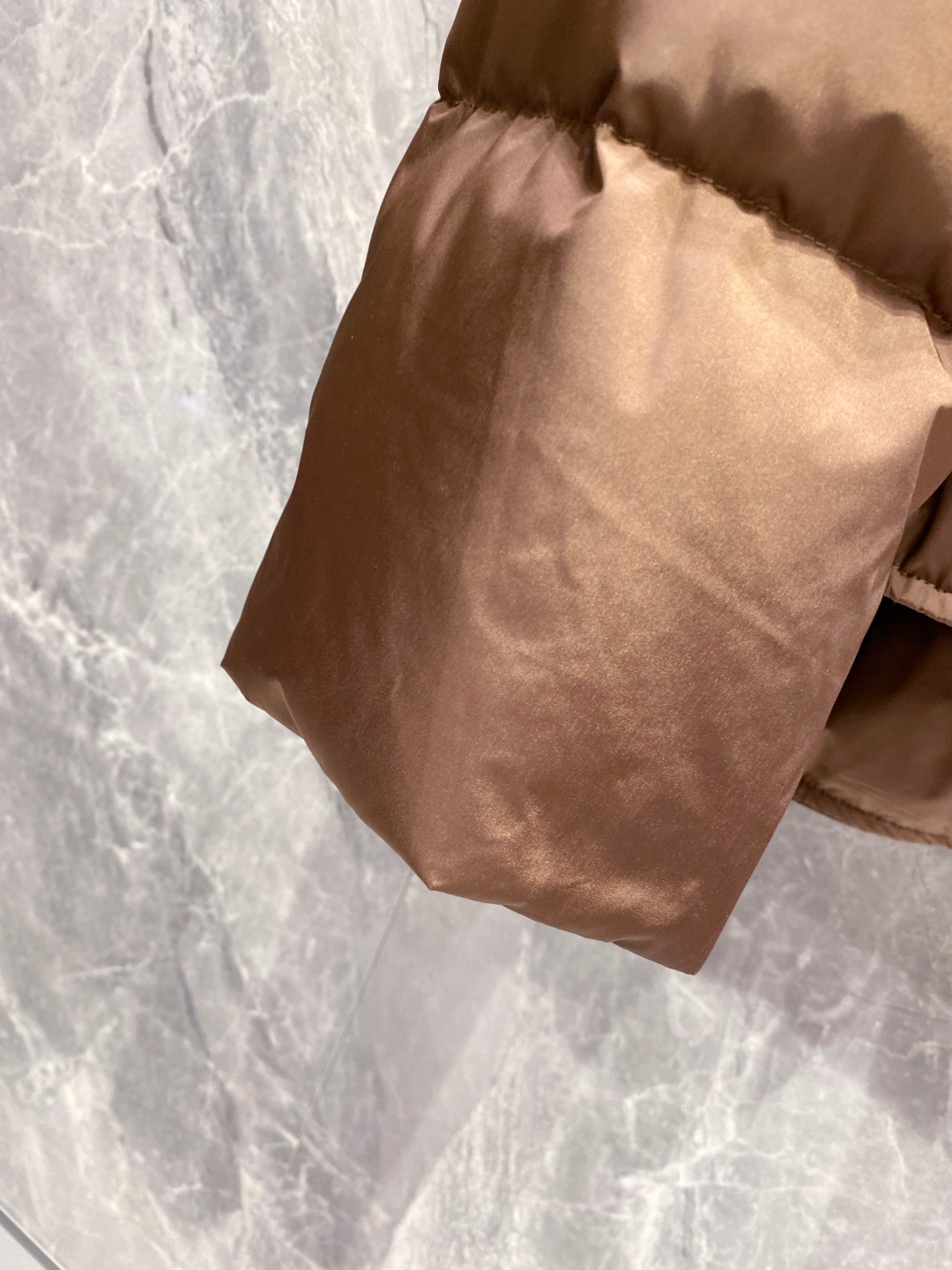 Prada 普拉达2025秋冬专柜同步新品发布，最新款羽绒服出货，全部原版购入，今年最新色，无论面料和辅