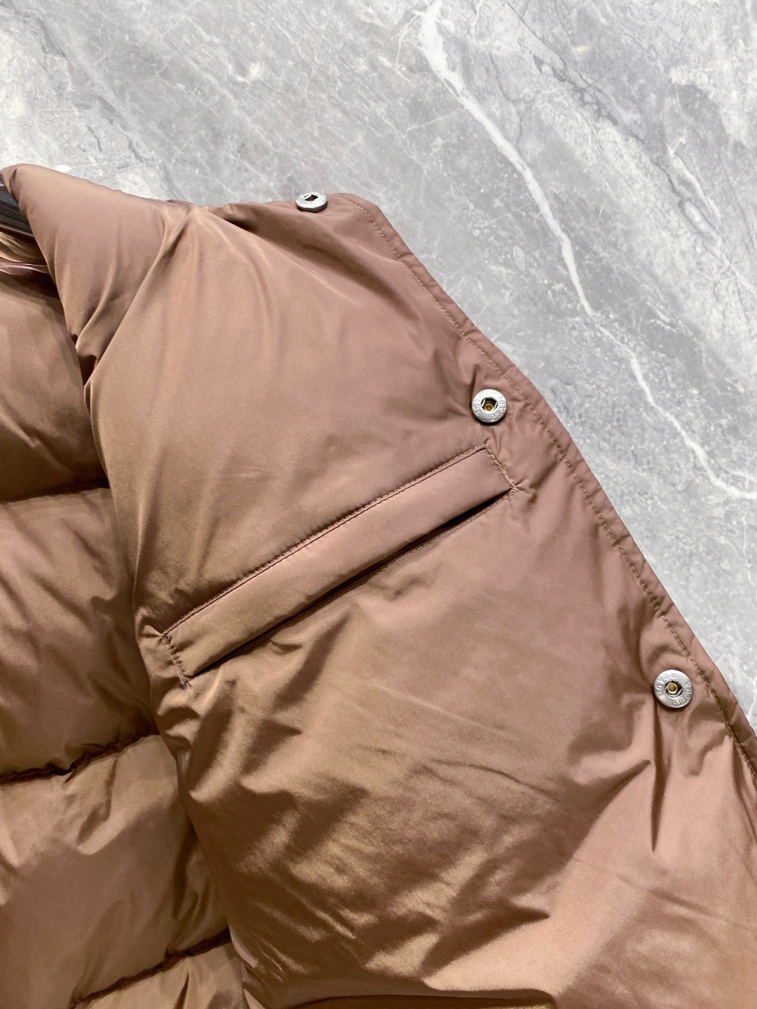 Prada 普拉达2025秋冬专柜同步新品发布，最新款羽绒服出货，全部原版购入，今年最新色，无论面料和辅