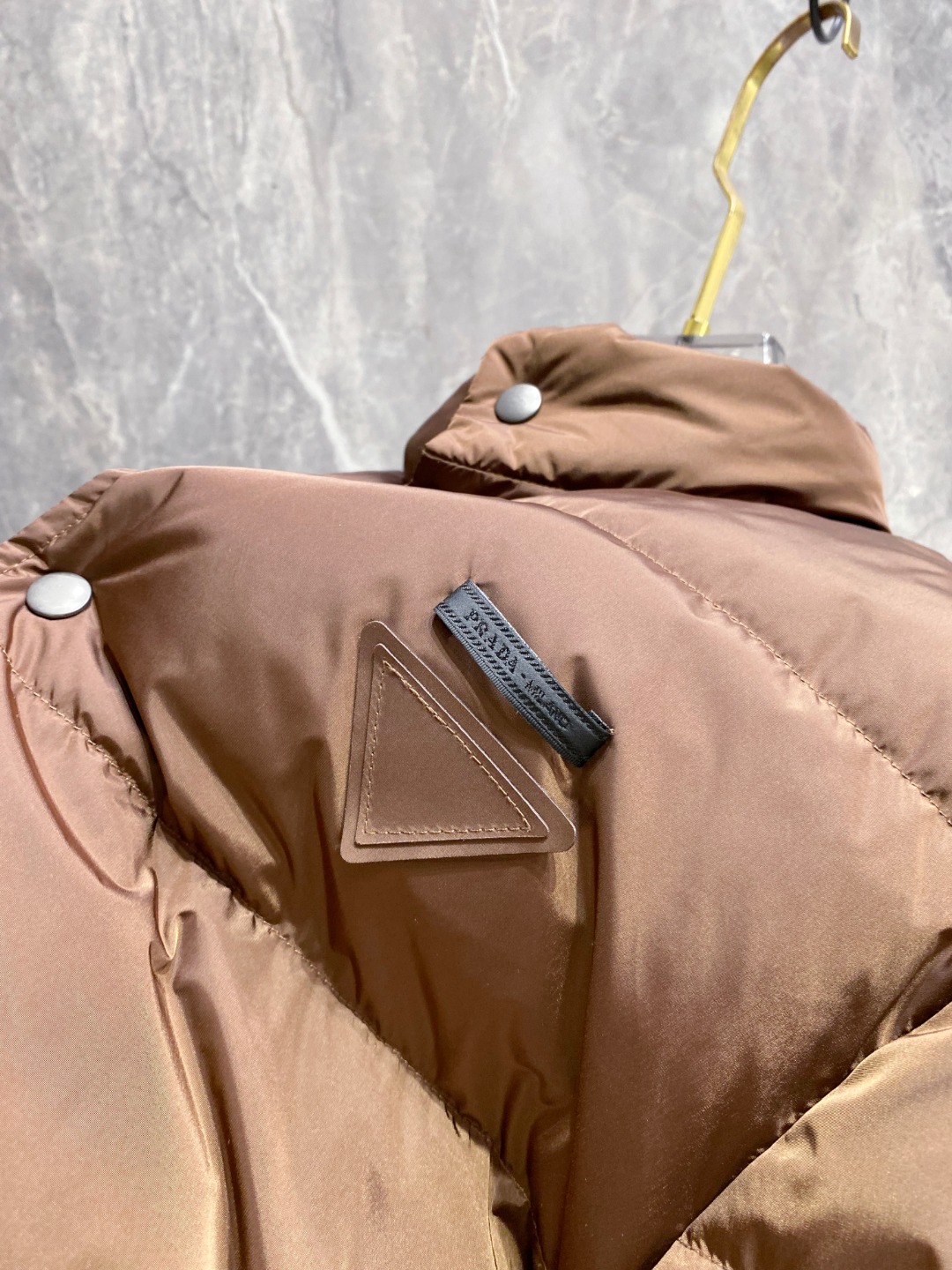 Prada 普拉达2025秋冬专柜同步新品发布，最新款羽绒服出货，全部原版购入，今年最新色，无论面料和辅