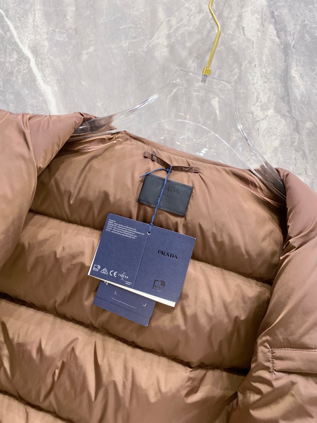 Prada 普拉达2025秋冬专柜同步新品发布，最新款羽绒服出货，全部原版购入，今年最新色，无论面料和辅
