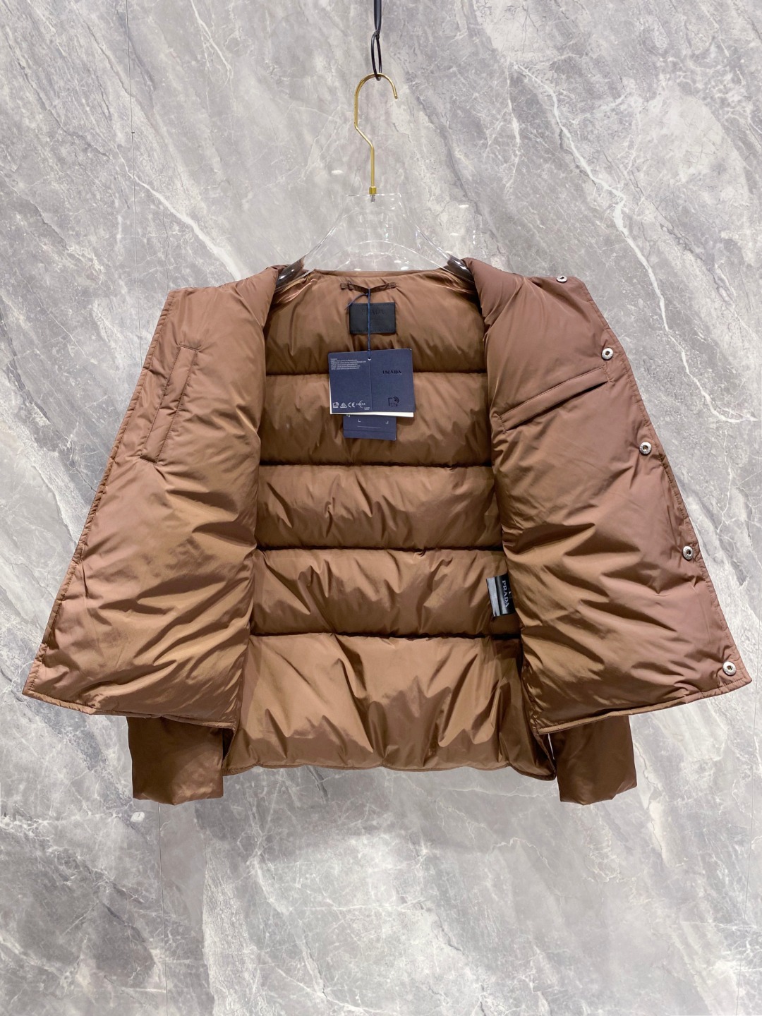 Prada 普拉达2025秋冬专柜同步新品发布，最新款羽绒服出货，全部原版购入，今年最新色，无论面料和辅