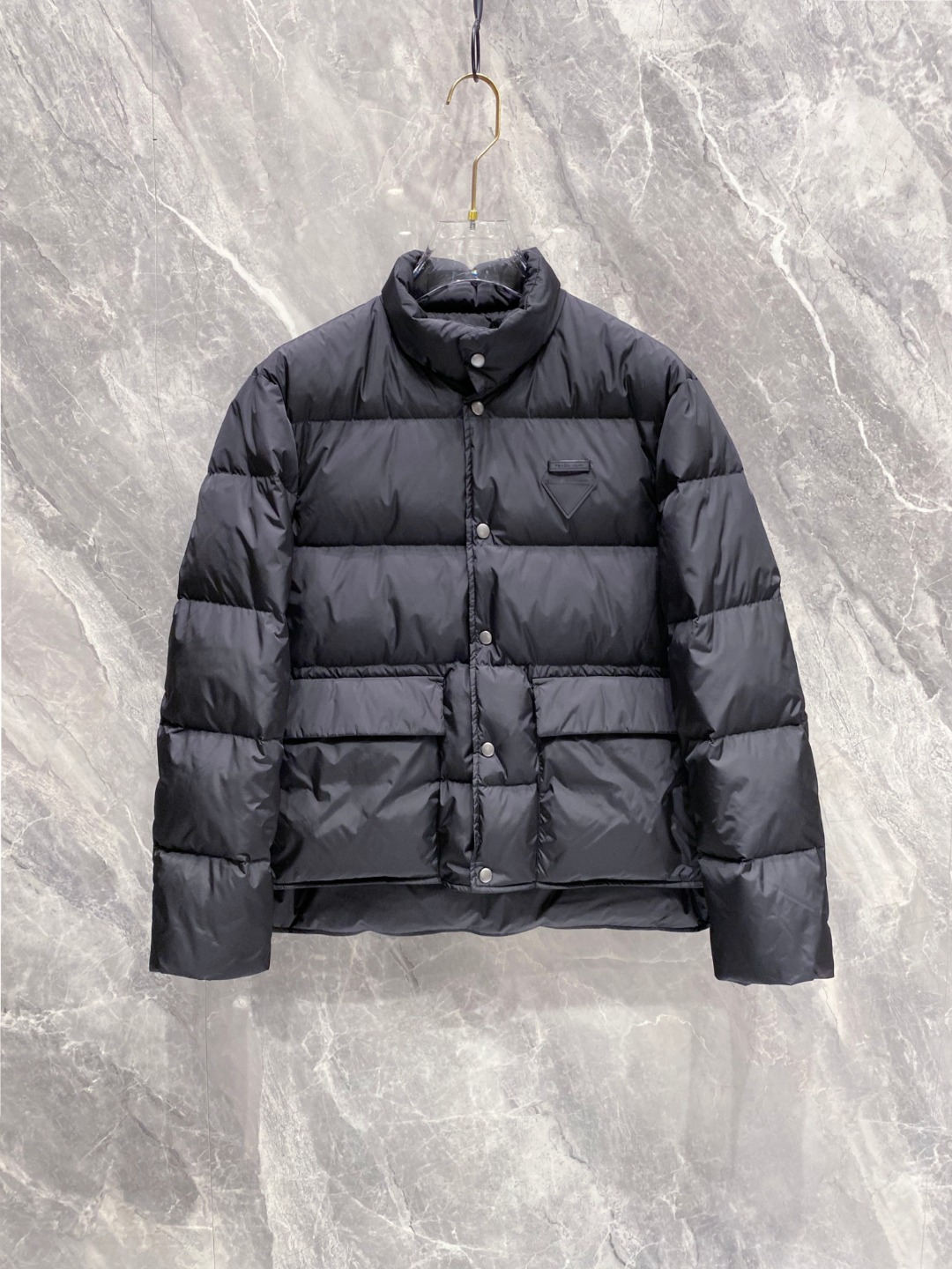 Prada 普拉达2025秋冬专柜同步新品发布，最新款羽绒服出货，全部原版购入，今年最新色，无论面料和辅