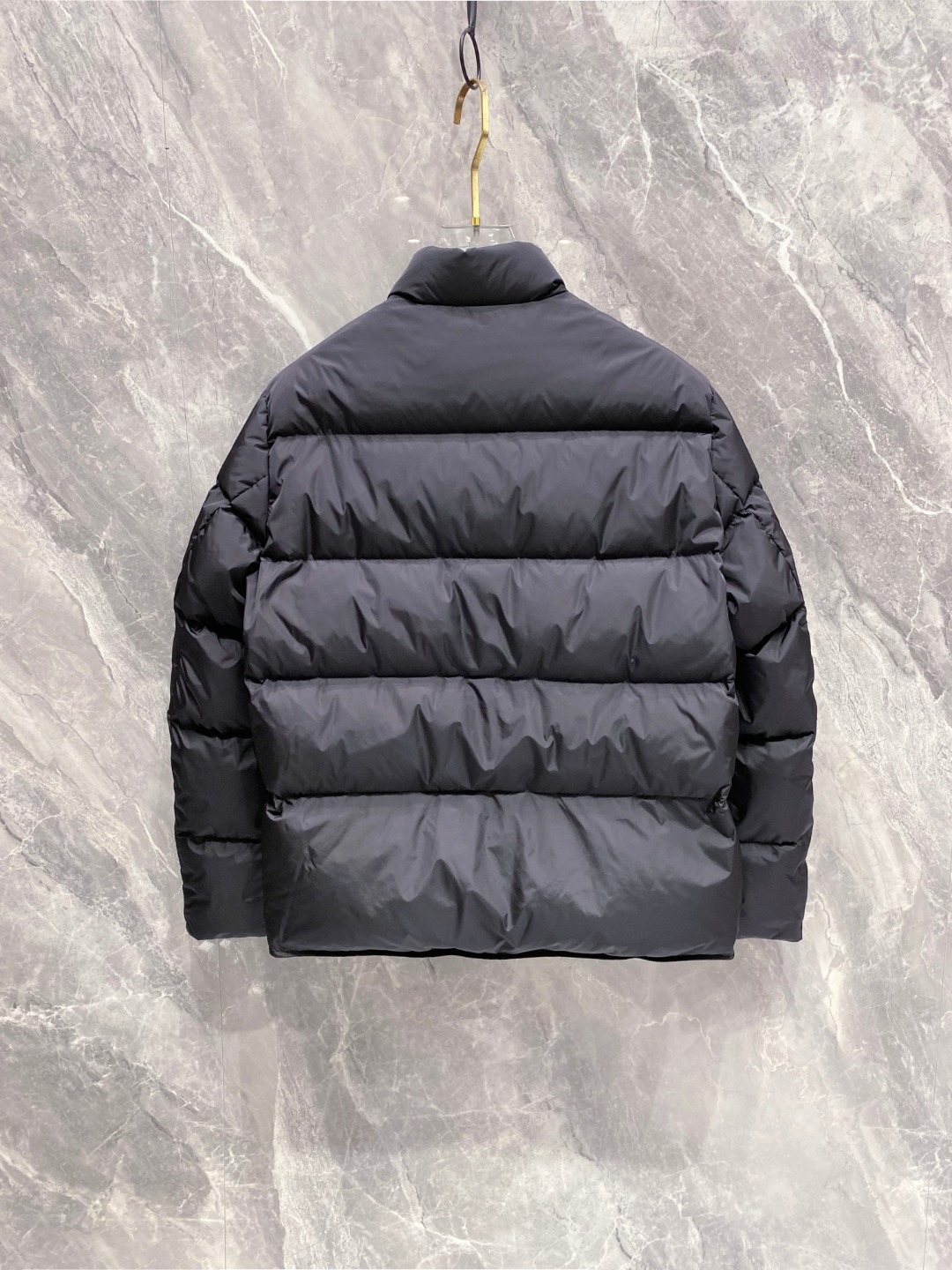 Prada 普拉达2025秋冬专柜同步新品发布，最新款羽绒服出货，全部原版购入，今年最新色，无论面料和辅