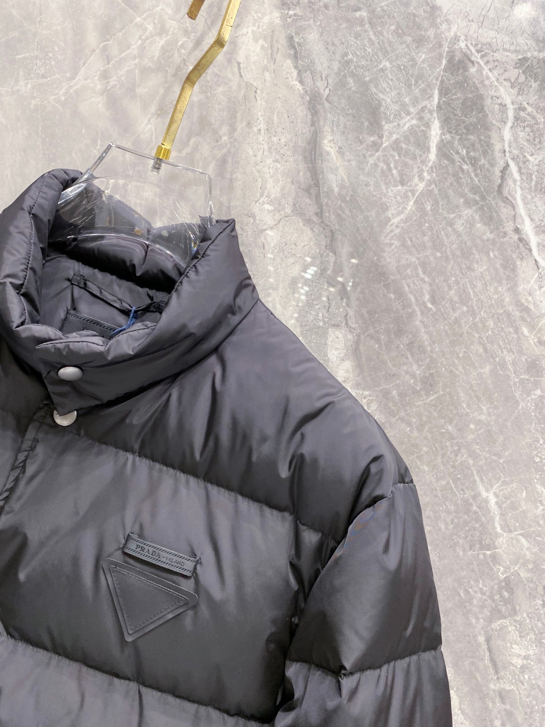 Prada 普拉达2025秋冬专柜同步新品发布，最新款羽绒服出货，全部原版购入，今年最新色，无论面料和辅