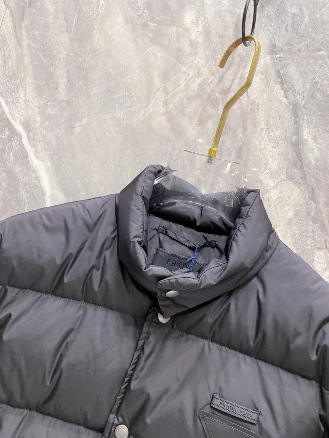Prada 普拉达2025秋冬专柜同步新品发布，最新款羽绒服出货，全部原版购入，今年最新色，无论面料和辅