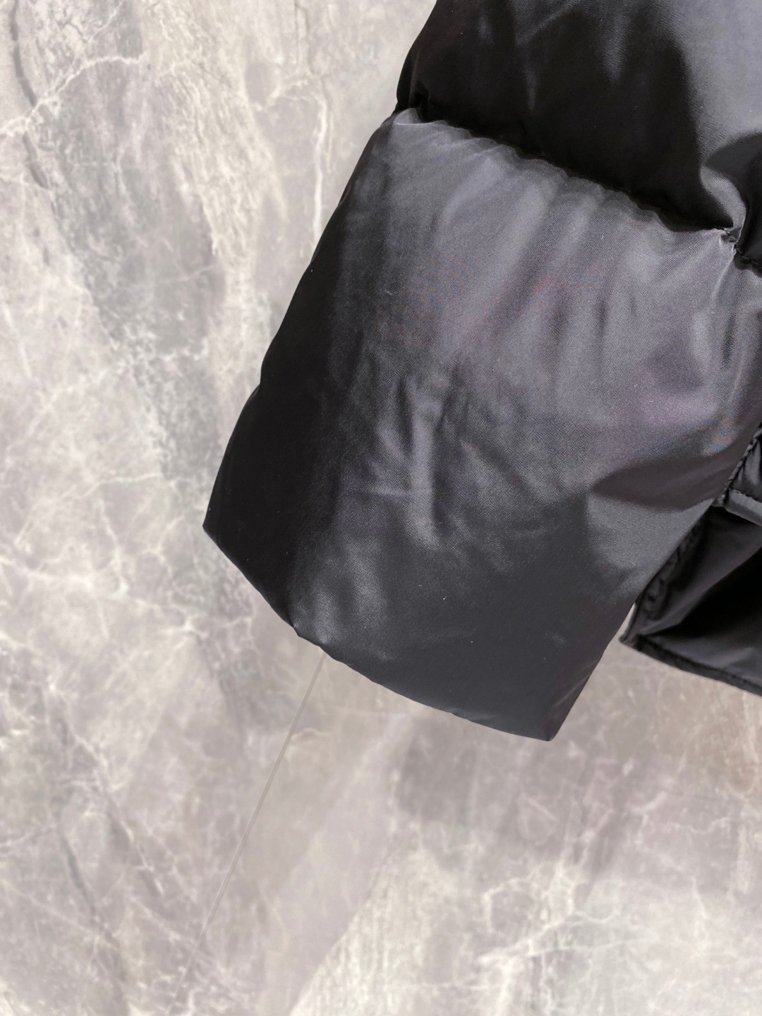 Prada 普拉达2025秋冬专柜同步新品发布，最新款羽绒服出货，全部原版购入，今年最新色，无论面料和辅