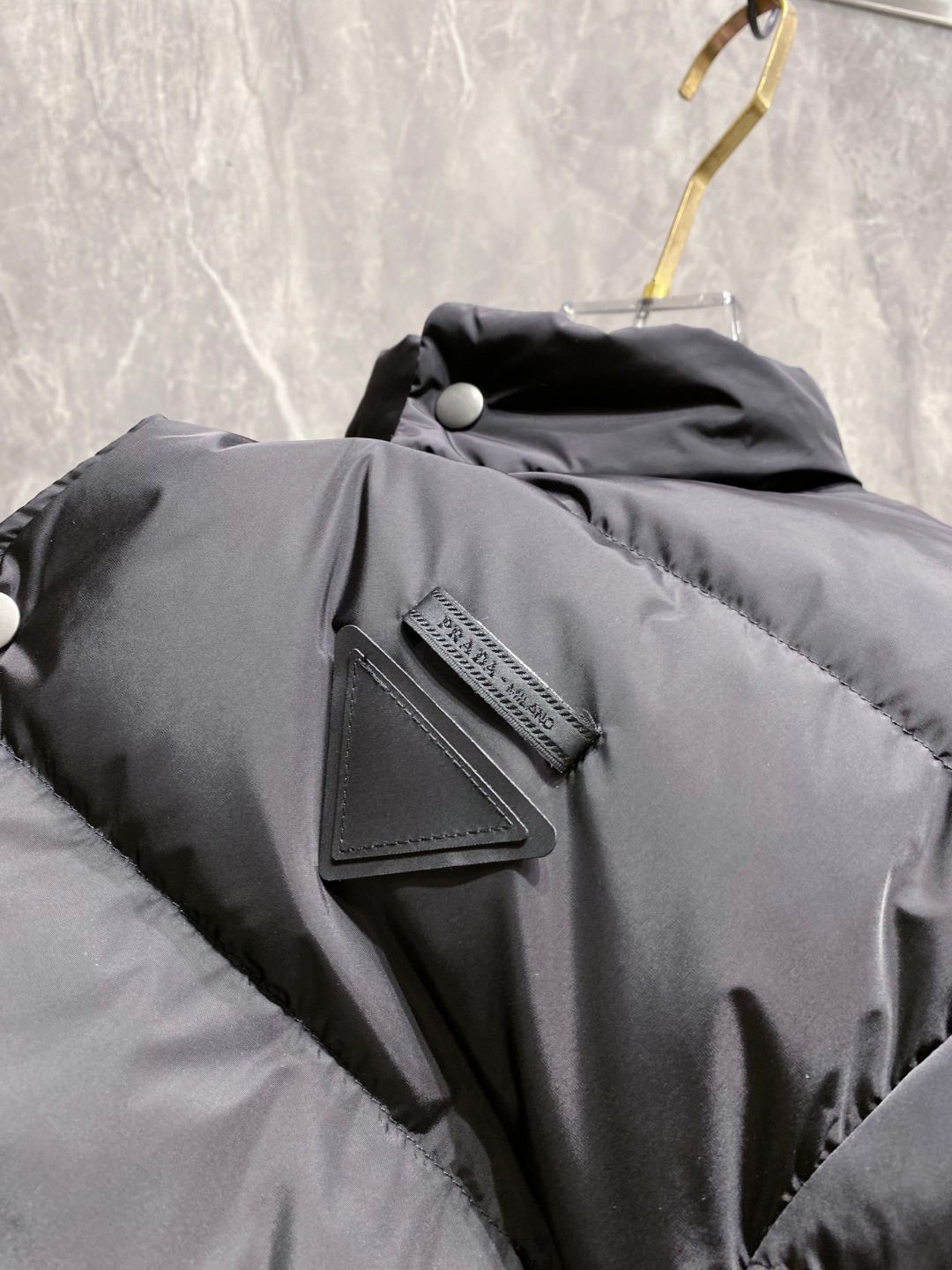 Prada 普拉达2025秋冬专柜同步新品发布，最新款羽绒服出货，全部原版购入，今年最新色，无论面料和辅