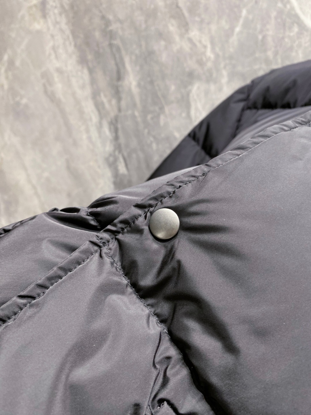 Prada 普拉达2025秋冬专柜同步新品发布，最新款羽绒服出货，全部原版购入，今年最新色，无论面料和辅