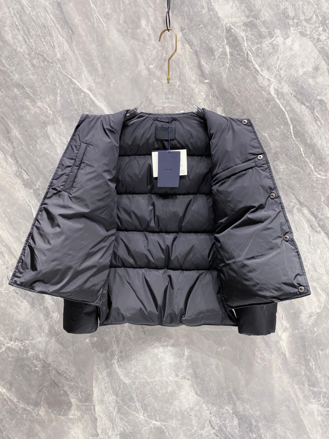 Prada 普拉达2025秋冬专柜同步新品发布，最新款羽绒服出货，全部原版购入，今年最新色，无论面料和辅