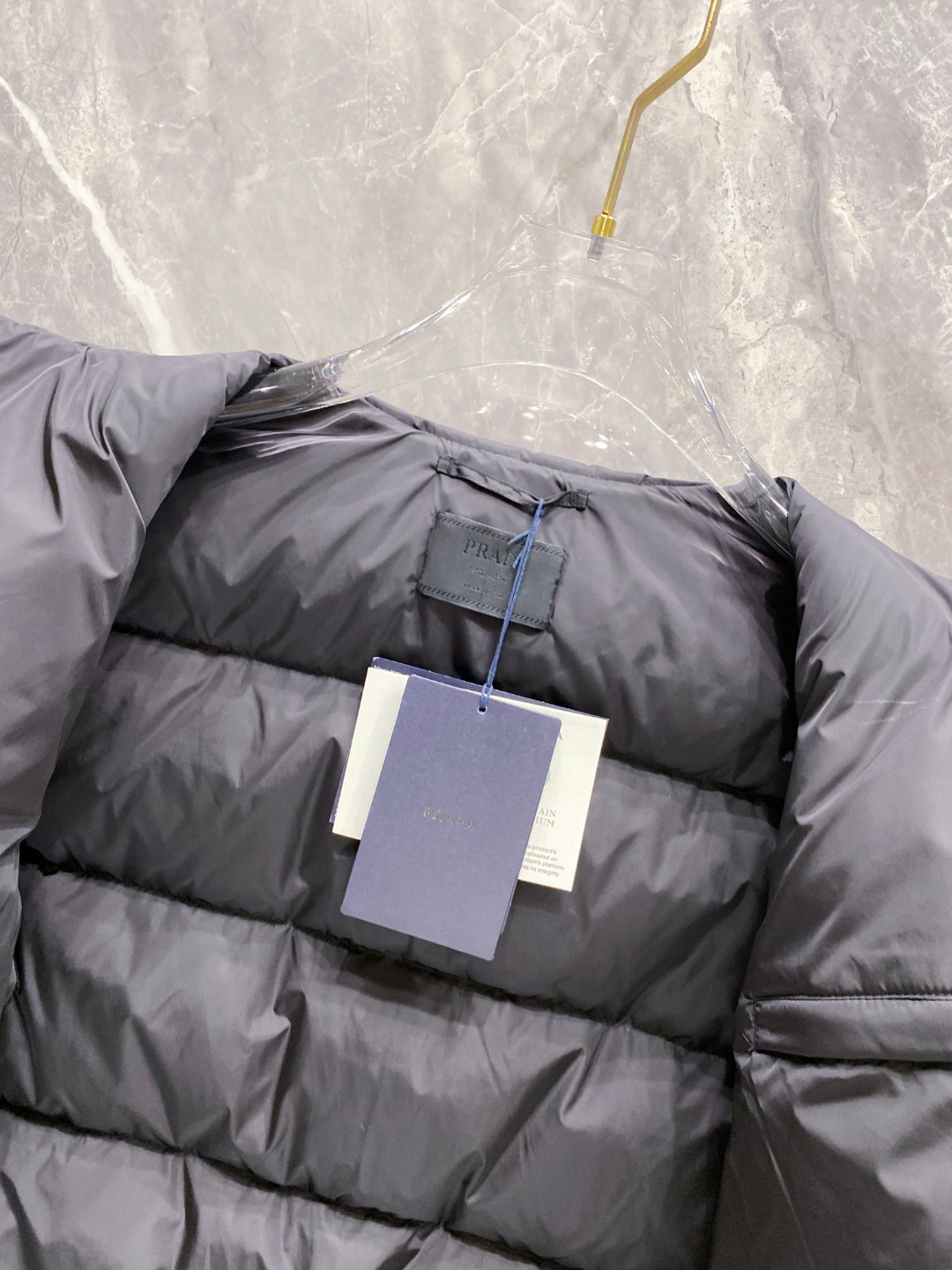 Prada 普拉达2025秋冬专柜同步新品发布，最新款羽绒服出货，全部原版购入，今年最新色，无论面料和辅