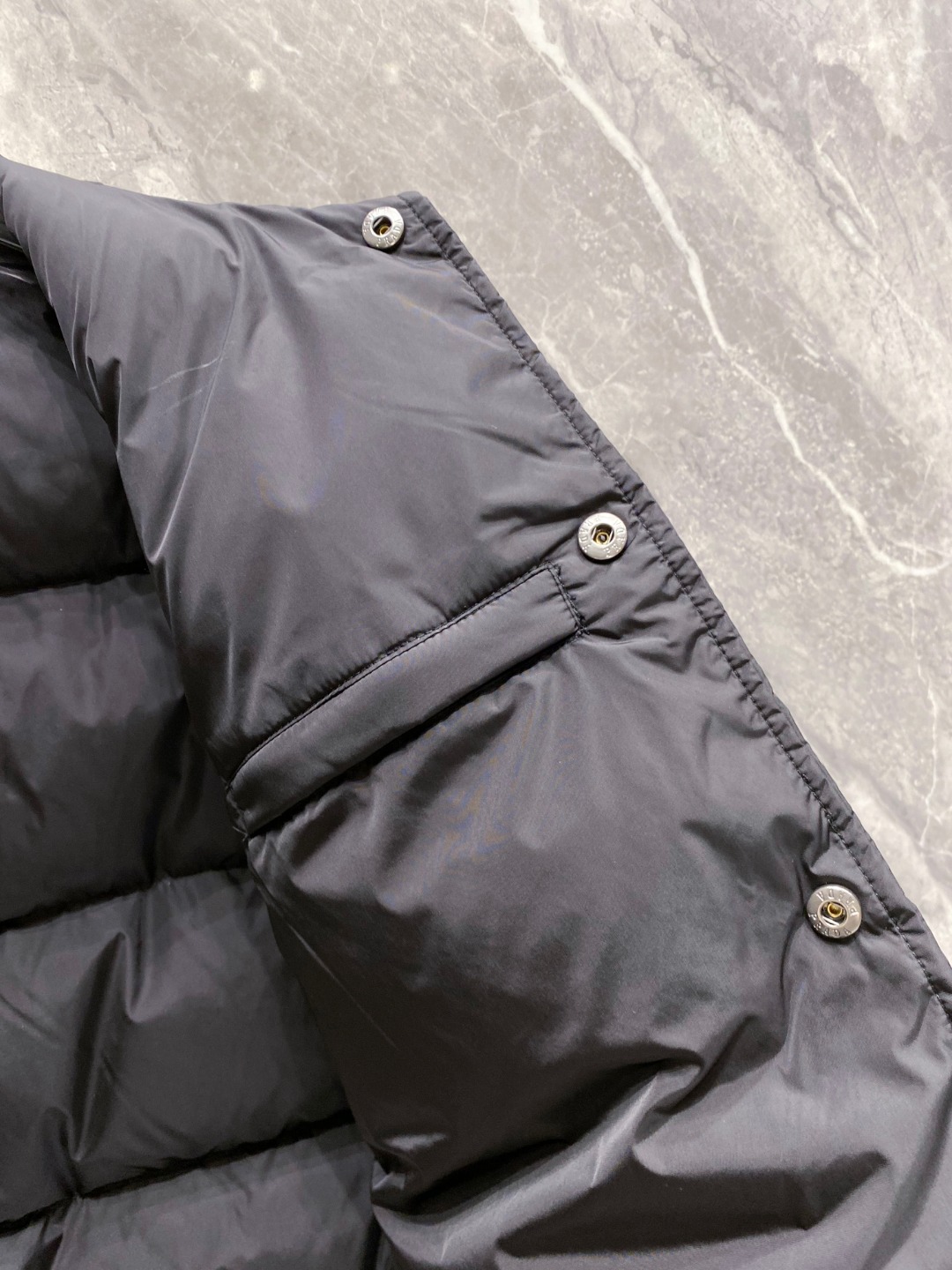 Prada 普拉达2025秋冬专柜同步新品发布，最新款羽绒服出货，全部原版购入，今年最新色，无论面料和辅