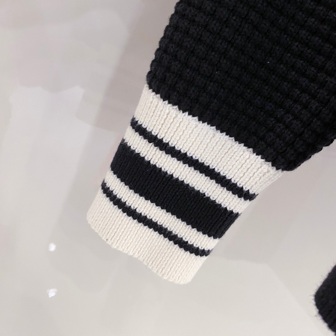 Moncler 蒙口 2025年秋冬新款羽绒服，针织连帽拼接羽绒服采用新国标95白鸭绒，秋冬新品内搭神器