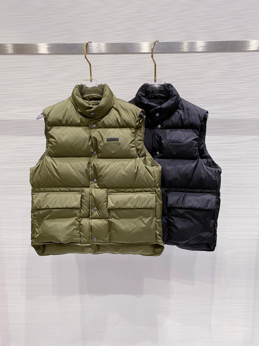 Prada 普拉达2025秋冬专柜同步新品发布，最新工装羽绒马甲出货，原版购入，无论面料及辅料，全部做到