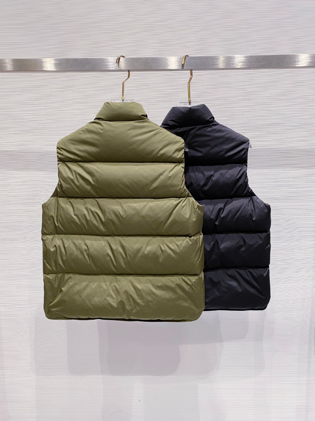 Prada 普拉达2025秋冬专柜同步新品发布，最新工装羽绒马甲出货，原版购入，无论面料及辅料，全部做到