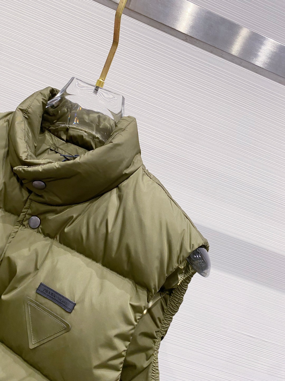 Prada 普拉达2025秋冬专柜同步新品发布，最新工装羽绒马甲出货，原版购入，无论面料及辅料，全部做到