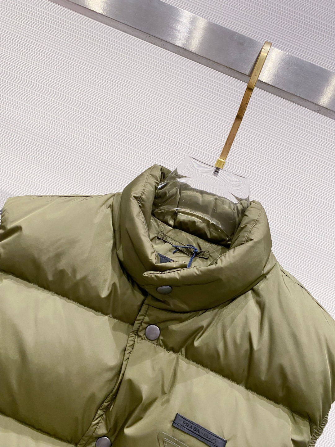 Prada 普拉达2025秋冬专柜同步新品发布，最新工装羽绒马甲出货，原版购入，无论面料及辅料，全部做到