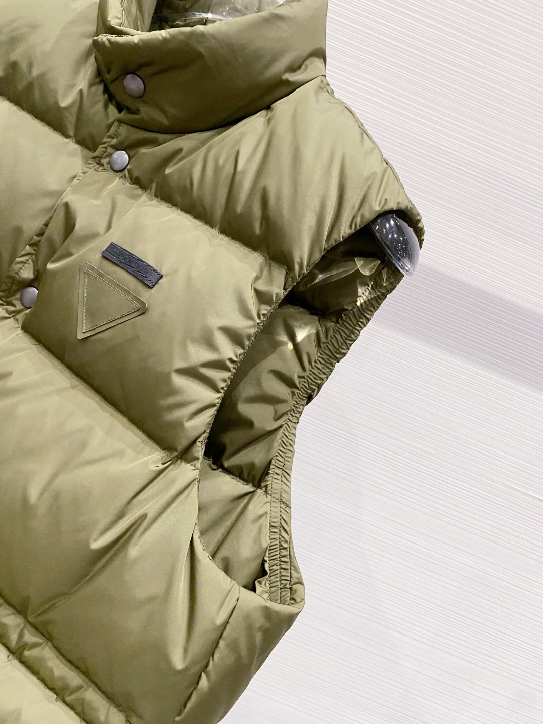 Prada 普拉达2025秋冬专柜同步新品发布，最新工装羽绒马甲出货，原版购入，无论面料及辅料，全部做到