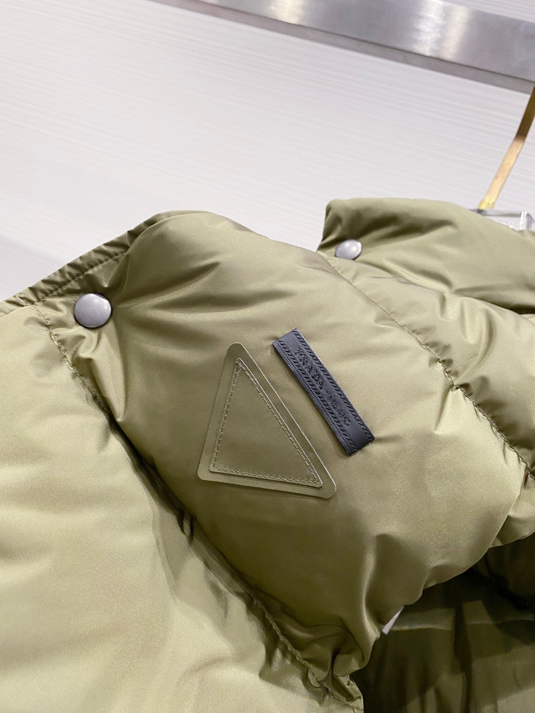 Prada 普拉达2025秋冬专柜同步新品发布，最新工装羽绒马甲出货，原版购入，无论面料及辅料，全部做到