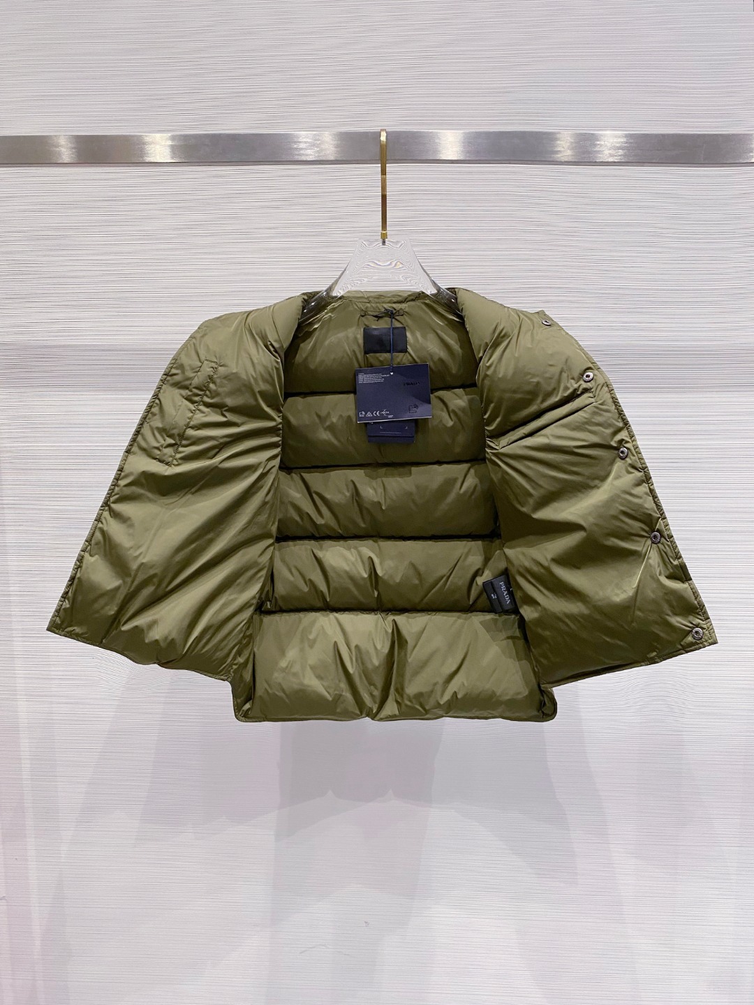 Prada 普拉达2025秋冬专柜同步新品发布，最新工装羽绒马甲出货，原版购入，无论面料及辅料，全部做到