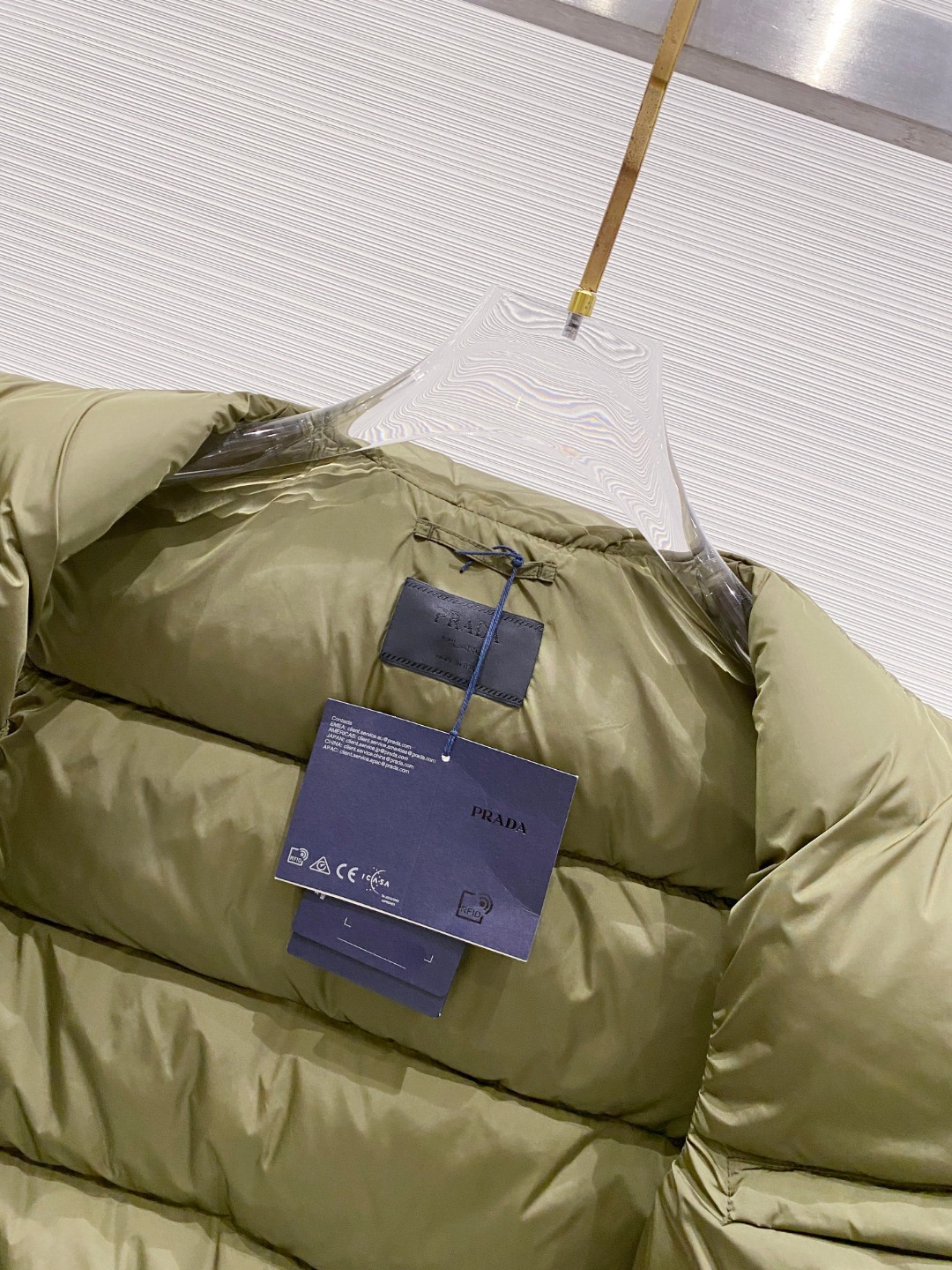 Prada 普拉达2025秋冬专柜同步新品发布，最新工装羽绒马甲出货，原版购入，无论面料及辅料，全部做到