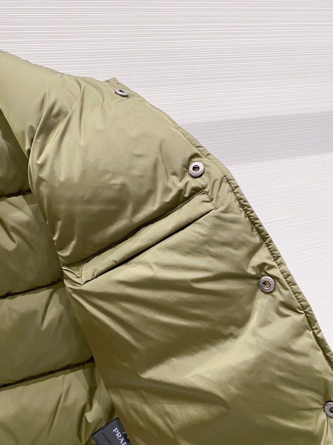 Prada 普拉达2025秋冬专柜同步新品发布，最新工装羽绒马甲出货，原版购入，无论面料及辅料，全部做到