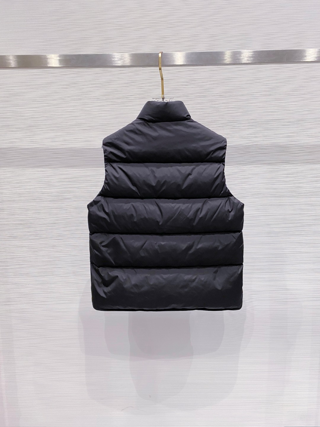 Prada 普拉达2025秋冬专柜同步新品发布，最新工装羽绒马甲出货，原版购入，无论面料及辅料，全部做到