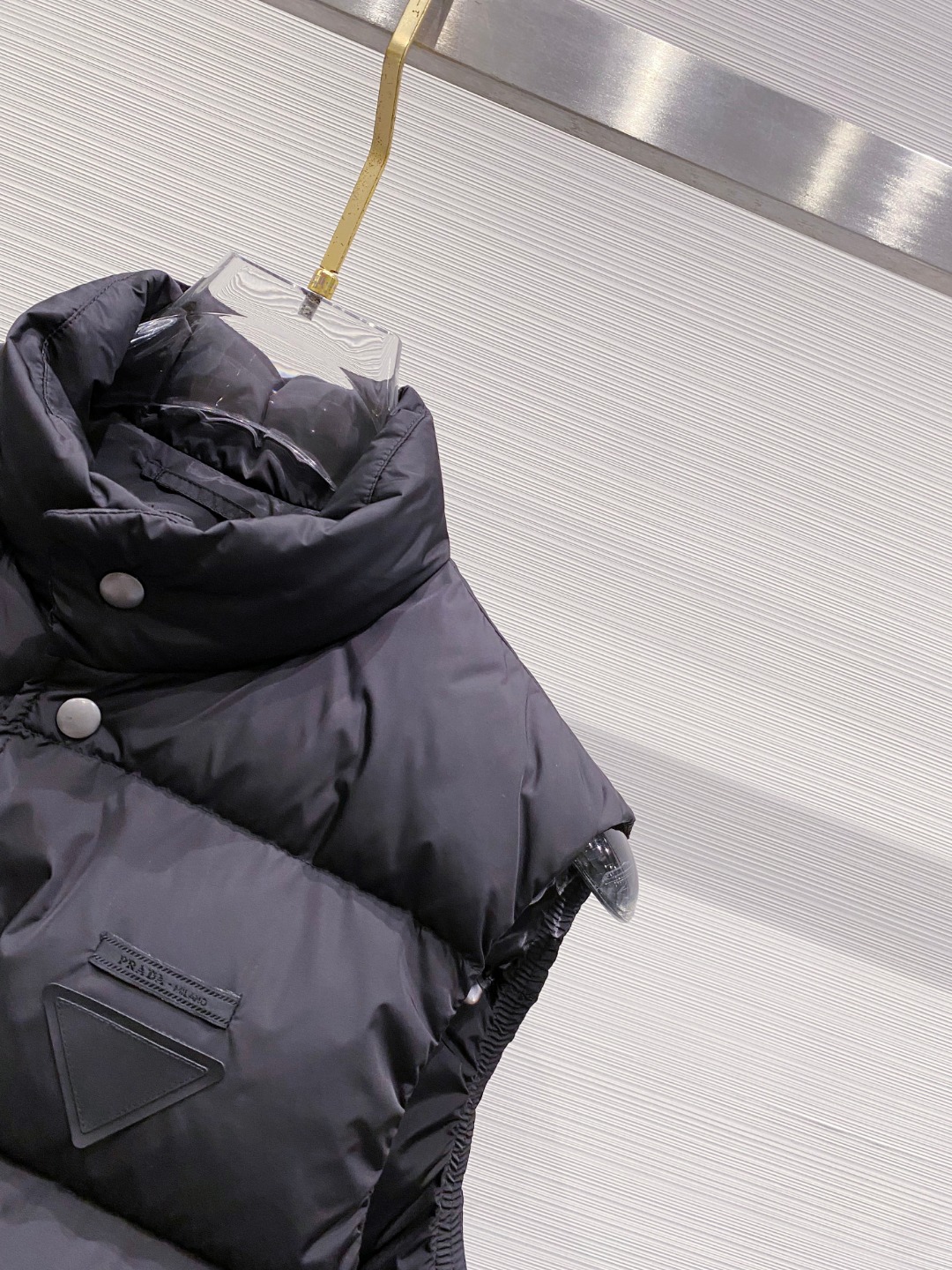 Prada 普拉达2025秋冬专柜同步新品发布，最新工装羽绒马甲出货，原版购入，无论面料及辅料，全部做到