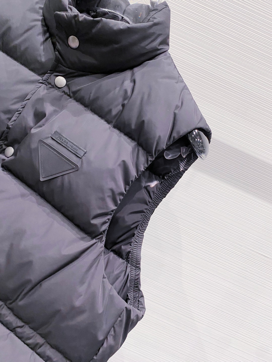 Prada 普拉达2025秋冬专柜同步新品发布，最新工装羽绒马甲出货，原版购入，无论面料及辅料，全部做到