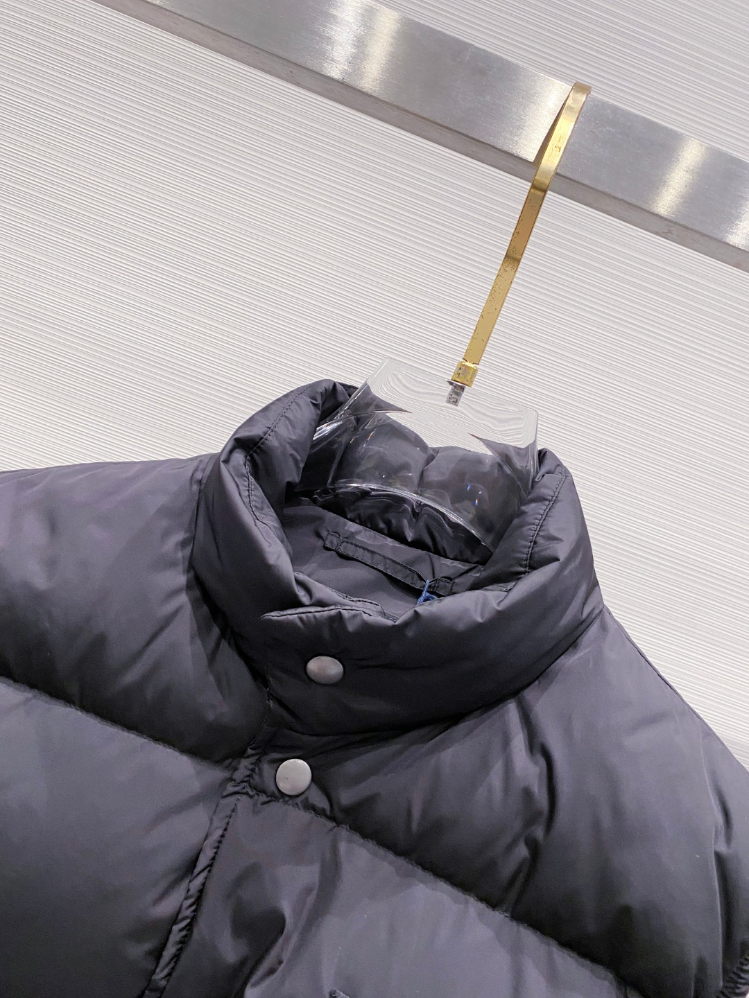 Prada 普拉达2025秋冬专柜同步新品发布，最新工装羽绒马甲出货，原版购入，无论面料及辅料，全部做到