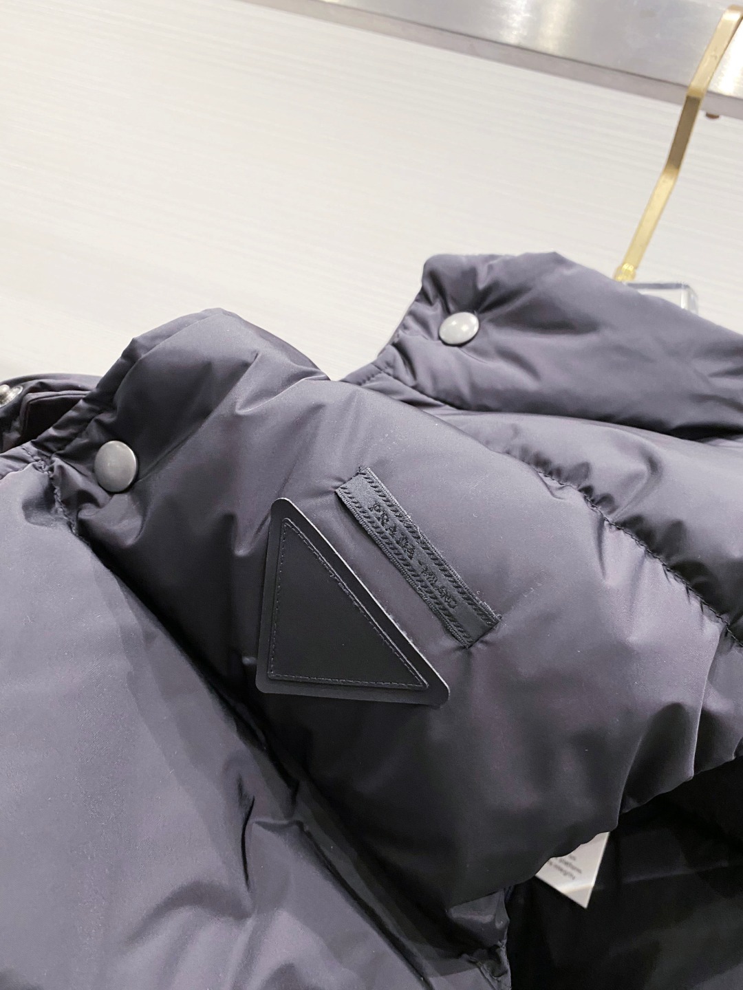 Prada 普拉达2025秋冬专柜同步新品发布，最新工装羽绒马甲出货，原版购入，无论面料及辅料，全部做到
