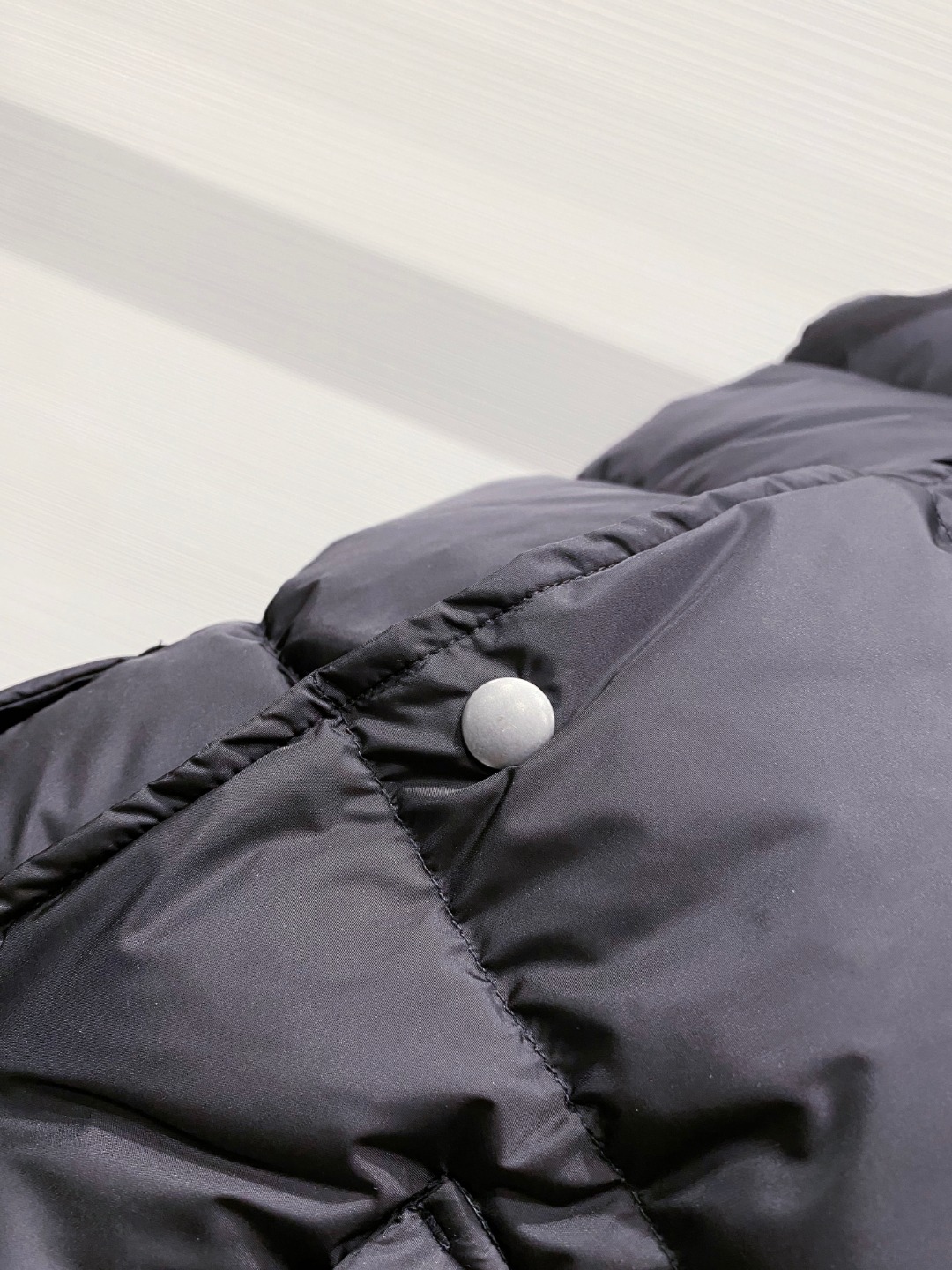 Prada 普拉达2025秋冬专柜同步新品发布，最新工装羽绒马甲出货，原版购入，无论面料及辅料，全部做到